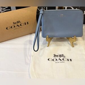 🩵NWOT COACH MEDIUM BLUE ZiIP-AROUND WRISTLET ~ COMES WITH DUSTY & BOX🩵